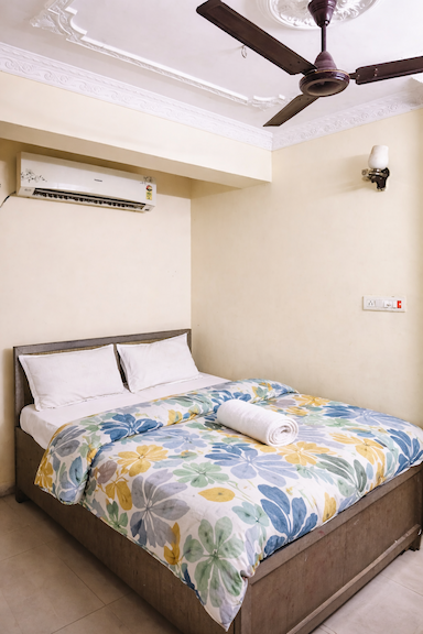 Oxy Hotel Velvet Crown 